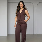 Conjunto feminino em alfaiataria composto por calça e colete. Look casual chic, elegante, moderno e confortável. Ideal para trabalho, jantar, eventos e dia a dia. Caimento perfeito, tecido leve e acabamento premium. Disponível em várias cores e tamanhos.