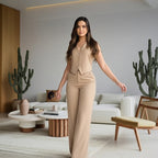 Conjunto feminino em alfaiataria composto por calça e colete. Look casual chic, elegante, moderno e confortável. Ideal para trabalho, jantar, eventos e dia a dia. Caimento perfeito, tecido leve e acabamento premium. Disponível em várias cores e tamanhos.