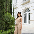 Conjunto feminino em alfaiataria composto por calça e colete. Look casual chic, elegante, moderno e confortável. Ideal para trabalho, jantar, eventos e dia a dia. Caimento perfeito, tecido leve e acabamento premium. Disponível em várias cores e tamanhos.