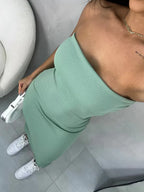 vestido midi canelado, vestido tomara que caia feminino, vestido feminino midi, vestido canelado midi, vestido básico feminino, vestido feminino moderno, vestido midi elegante, vestido midi casual, vestido midi verão, vestido canelado tomara que caia, vestido feminino cintura marcada, vestido feminino confortável